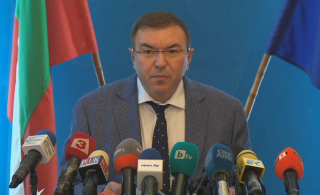 Министър Ангелов: От четвъртък носенето на маски и на открито отново става задължително
