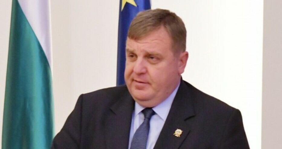 Италианци искат парламентът на България да провери милиардната сделка на Каракачанов за покупката на два военни кораба