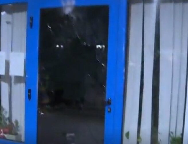 Протестиращи потрошиха офиса на ГЕРБ в Оборище, Мая Манолова и Румен Петков на първа линия!