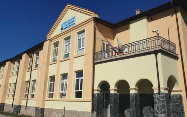 Поредна жертва: 45-годишна учителка почина от КОВИД, на път за реанимацията!