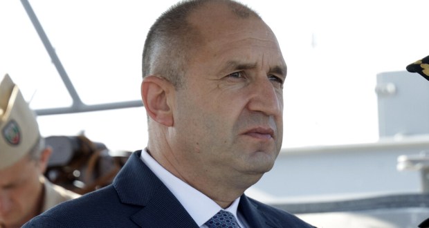 Румен Радев: Този, който изгони сестрите и лекарите от България, сега ще ни спасява!