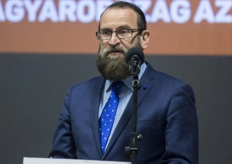 Хванаха евродепутата, защитаващ семейните ценности на гей парти!