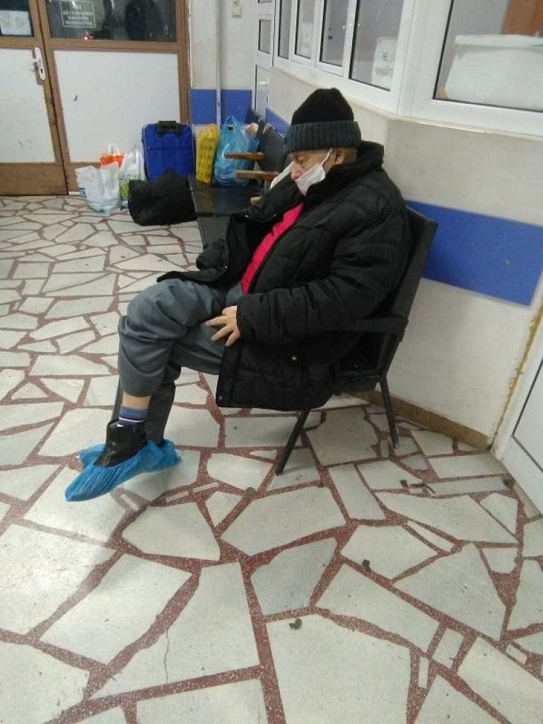Възрастен болен човек чака 14 часа пред спешния кабинет на плевенската болница, за да го прегледа пулмолог