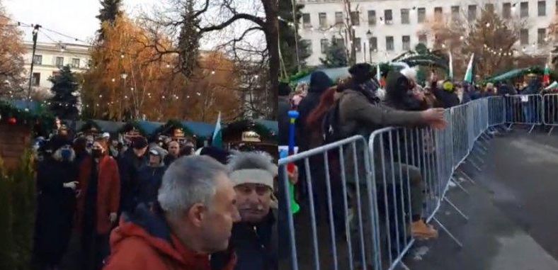 „Майките“ на Манолова безчинстват на коледен базар – обиждат хората, замерят полицаите с храна