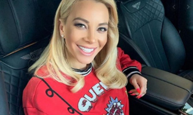 Емилия показа кралския си дом за Коледа – вижте в какъв лукс живеят с Башур и децата