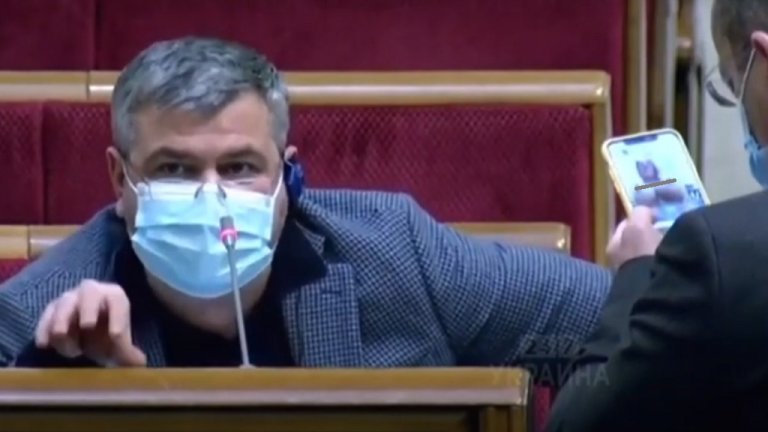 Голи женски гърди в най-неподходящия момент - скандалът с украинския депутат