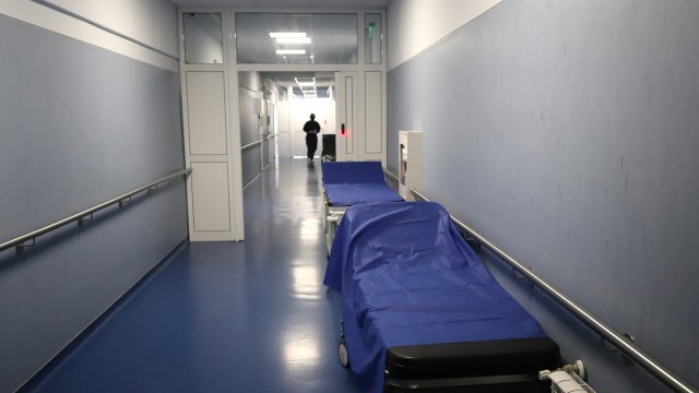 Медсестра от Свищов разказа как е принудена да работи болна, докато шефът й се лекува в столична клиника