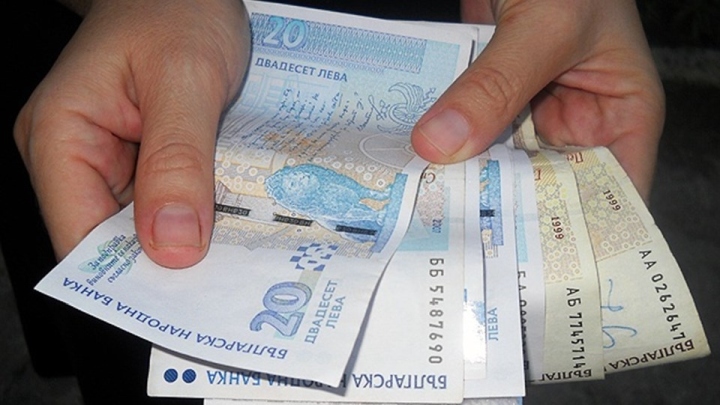 Средната заплата става 1000 евро, 1600 лв ще взима продавачка!