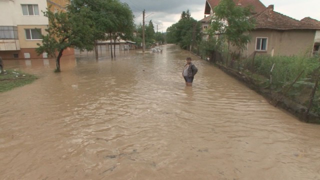 Наводнения и порои в половин България, какво ни чака в следващите дни