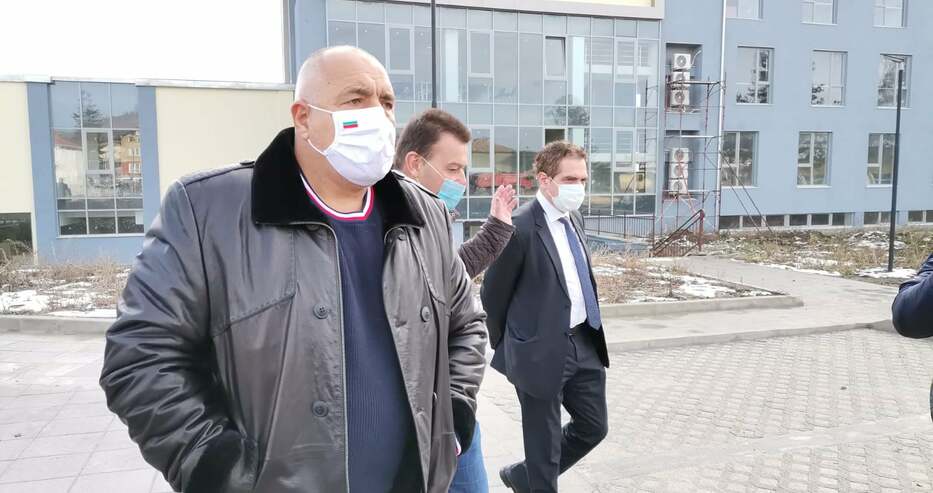 Жена крещи към Борисов: “Оставка”, “Мафия”, “Чекмеджета”, “Кюлчета”