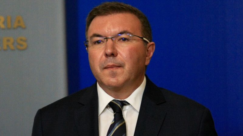 Проф. Ангелов с три нови заповеди: Учениците се връщат в клас на етапи, отварят моловете и кината