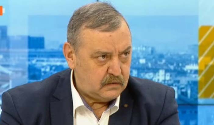Учените от БАН и проф. Кантарджиев препоръчват: Защитете от вируси домовете, магазините, моловете с UV лампа