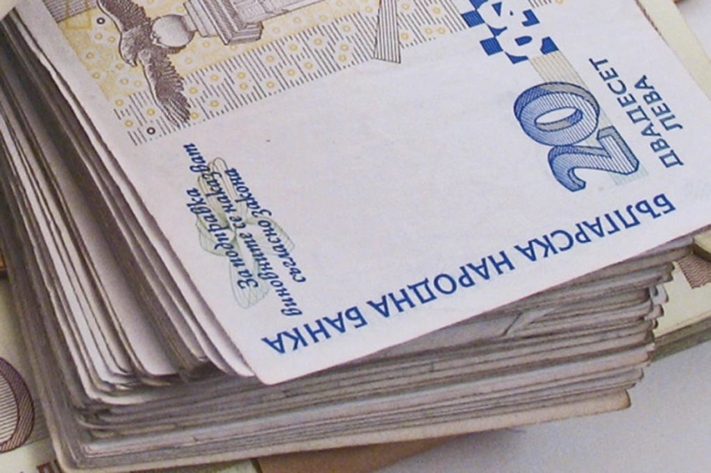От днес минималната заплата се вдига с 40 лева, а най-ниските пенсии стават 300 лв.