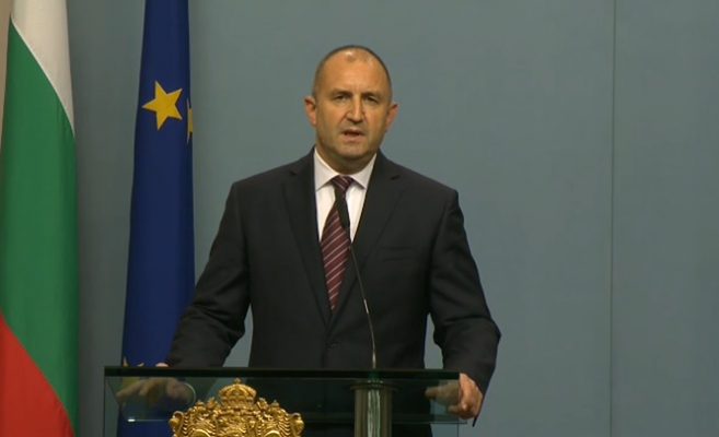 Румен Радев прави партия? Разграничава се от БСП