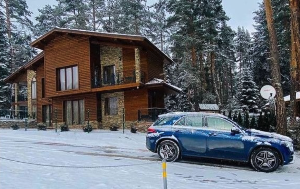 Кмет със 7 апартамента, нова мегавила и автопарк за 2 млн. лв. с неплатени данъци, но вдига налозите в общината си