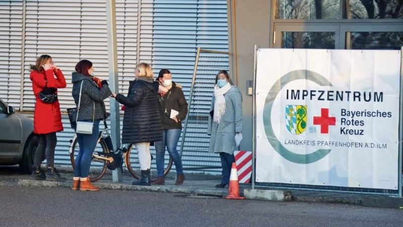 Без ваксинация няма заплата! Работодател принуди служителите си да се ваксинират