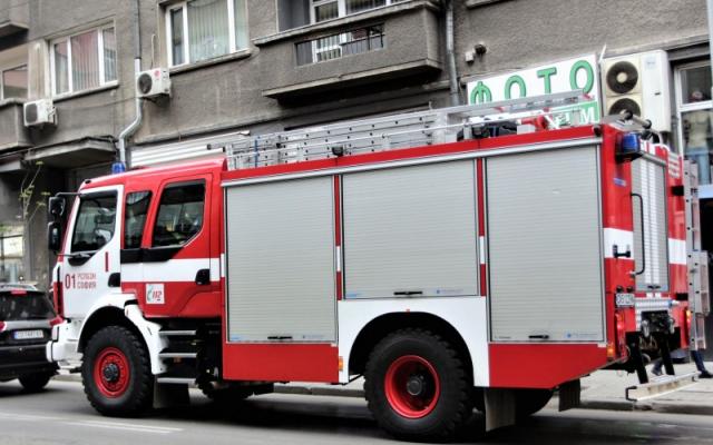 Пожар горя в столицата. Загинала е жена, двама са ранени в стихията