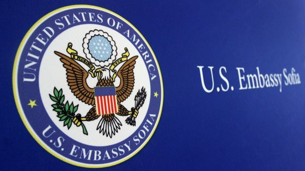 Шок в US посолството в София – вътрешен човек изрисувал пречупен кръст в охраняемата част
