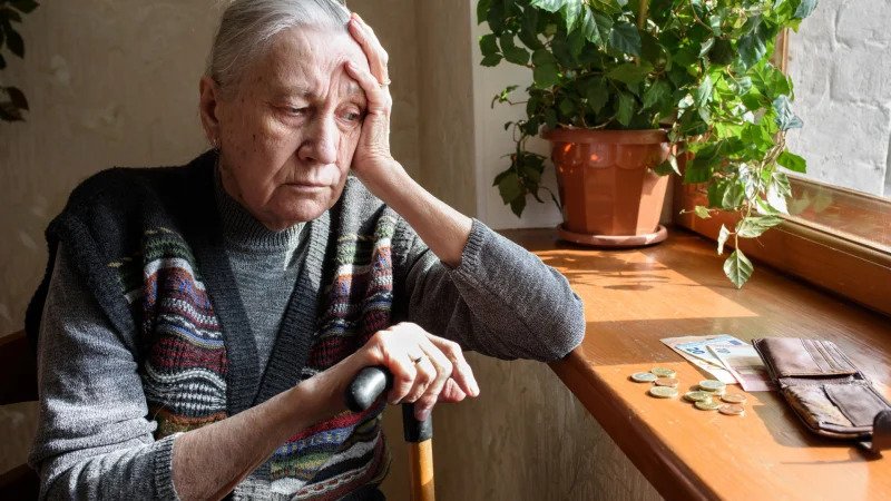 Важно за пенсионерите! Така ще се увеличат парите им от 1-ви октомври (ТАБЛИЦА)