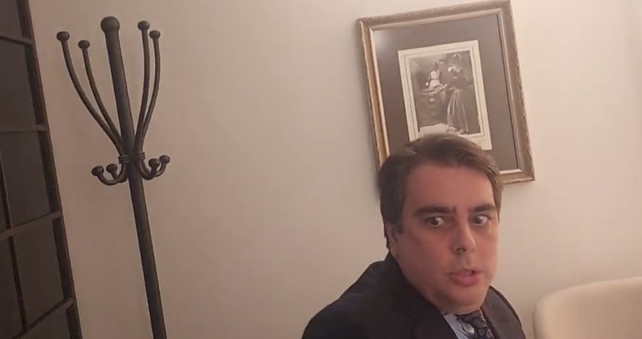Репортер атакува Асен Василев, докато се храни в ресторант до Народното събрание