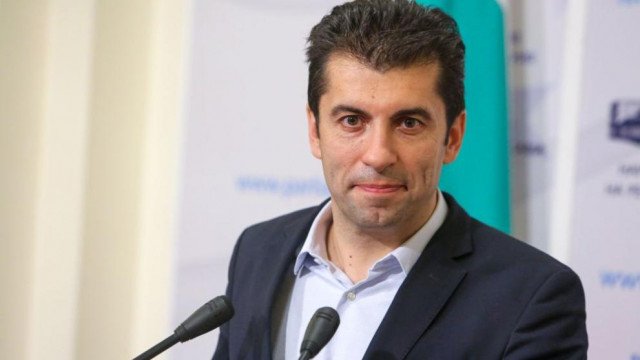 Крушата не пада далече от дървото: Бащата на Кирил Петков кръстоса очите на всички СНИМКА
