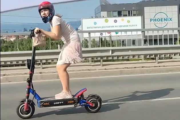 Емили Тротинетката си намери работа