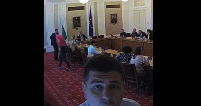 Изтече запис от зала в парламента, където партиите обсъждат новия кабинет ВИДЕО
