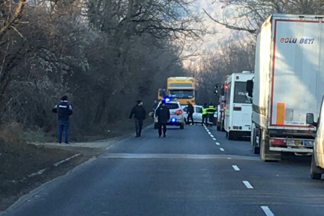 Мъж и дете с опасност за живота след тежката катастрофа в района на село Скравена