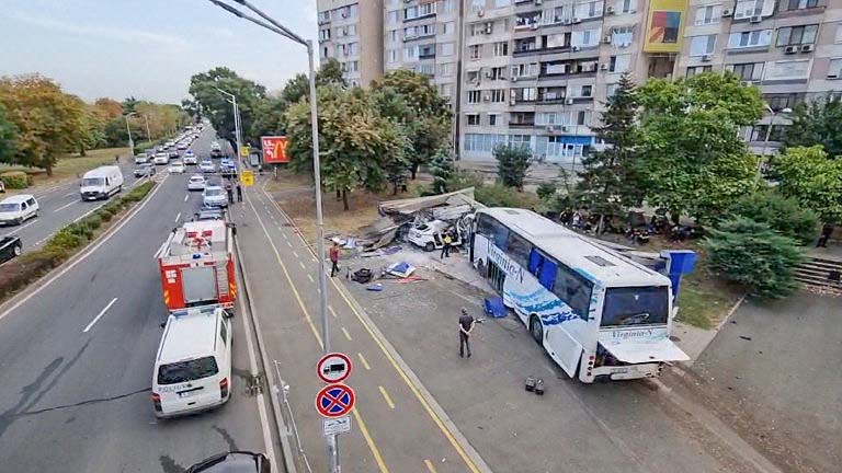 Извънредно: Двама загинали полицаи след гонка с автобус с мигранти