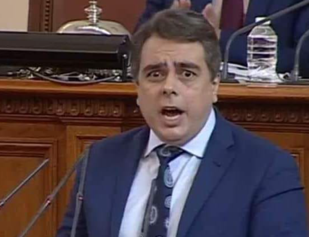 Започнаха разследване срещу Асен Василев – завършил ли е наистина Харвард?