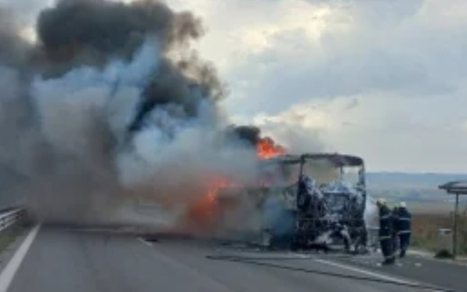 Пълен автобус се запали на входа на Бургас