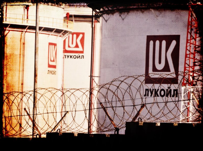 Кабинетът започва преговори с „Лукойл“ за понижаване на цените на горивата