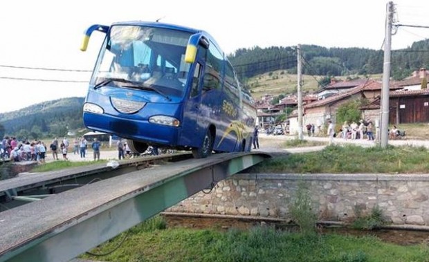Драма в Копривщица с автобус с 50 туристи, викнаха армията