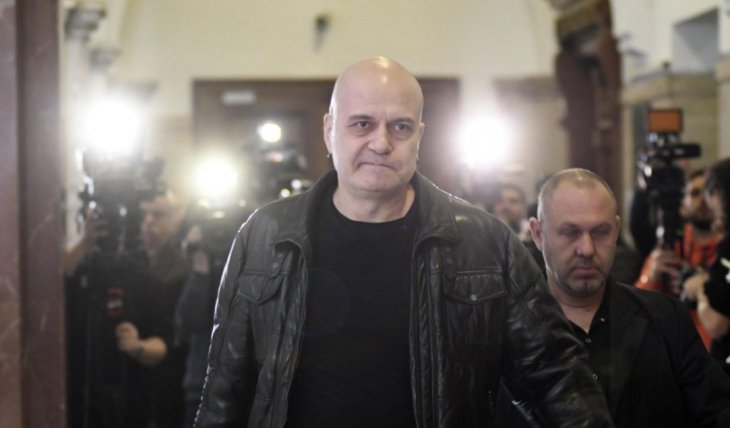 Слави Трифонов ги подкара наред: И левите и десните правят любов в тъмното, а Продължаваме промяната им светят