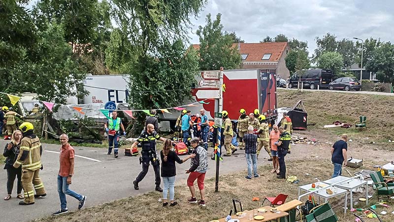 Камион се вряза в празненство в