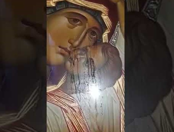 ЧУДО В ГЪРЦИЯ: Чудотворна Икона на Пресвета Богородица заплака. Вярващите плачат с нея