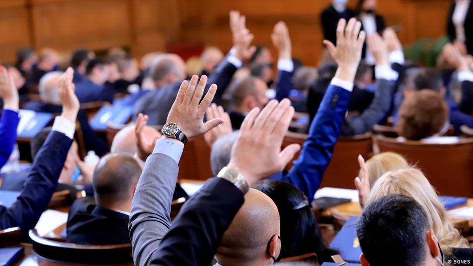 Служебното правителство решиха: Ето какво ще става с пенсиите и добавките на българите