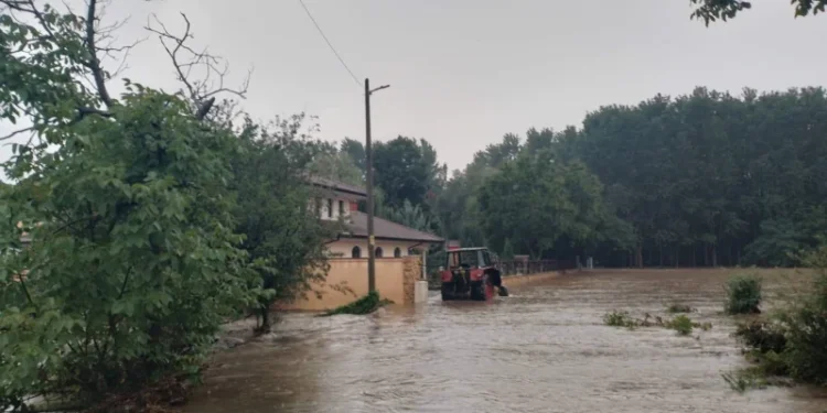 Водният апокалипсис в Подбалкана няма спиране, минава през всичко! (КАДРИ)