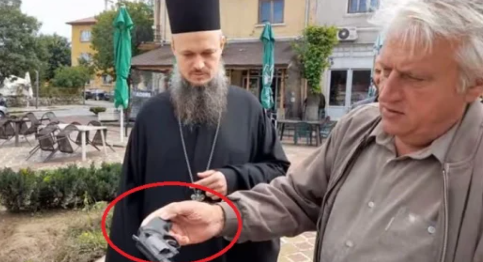 Какво се случва?! Рашков извади пистолет по време на обиколка, бил тръгнал на ,,политическа битка''