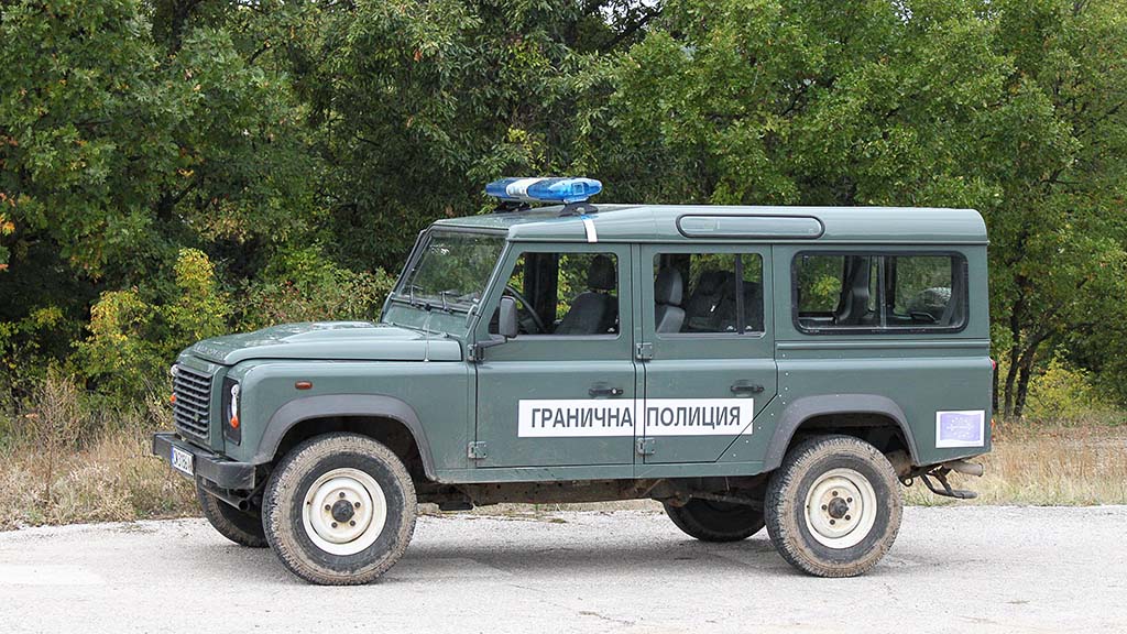 Шофьор се опита да прегази гранични полицаи, те стреляха по него