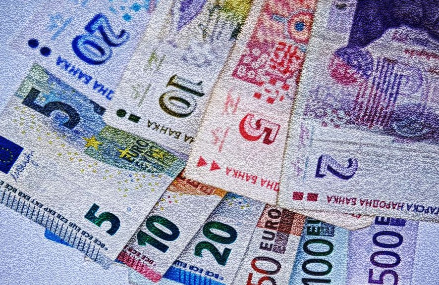 Минималната заплата да е поне 50% от средната, решиха евродепутатите