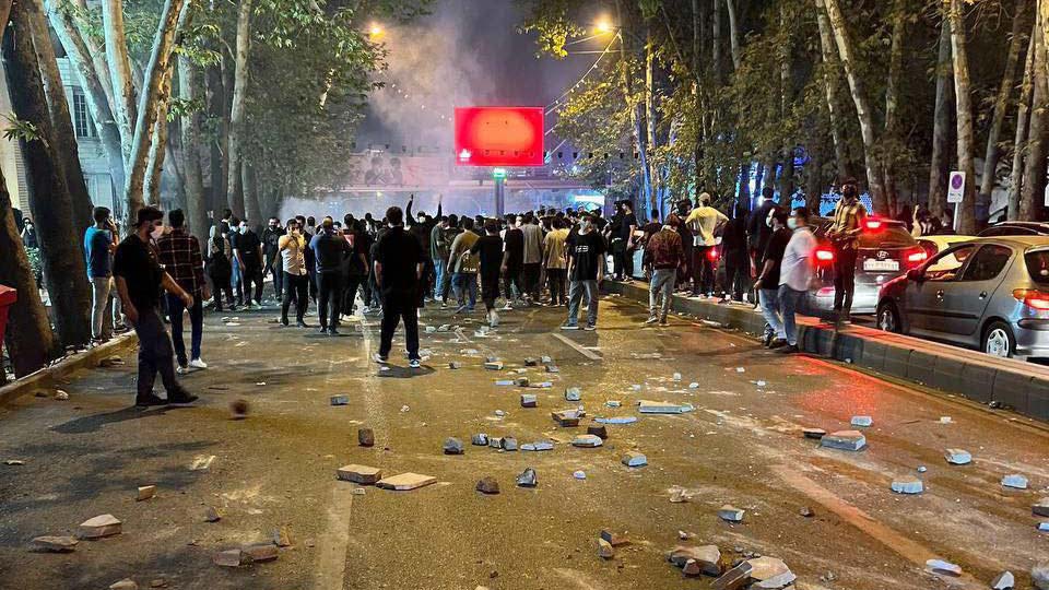 Безредиците в Иран не стихват: Протестиращи атакуват с Молотов полицейски участъци
