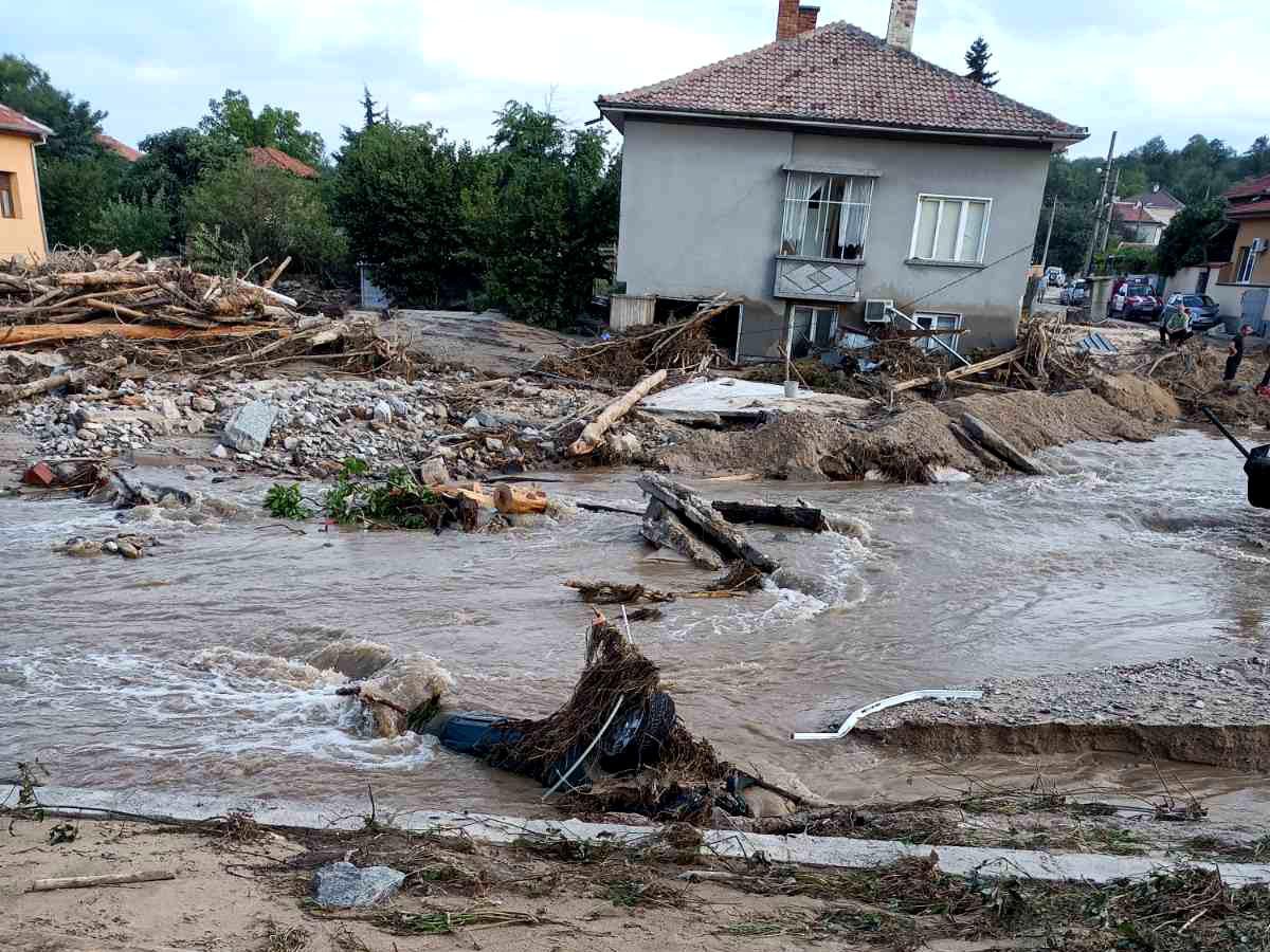 Бедствие в Югозапада! Местните: Положението е като след ракетен обстрел, движението е затворено