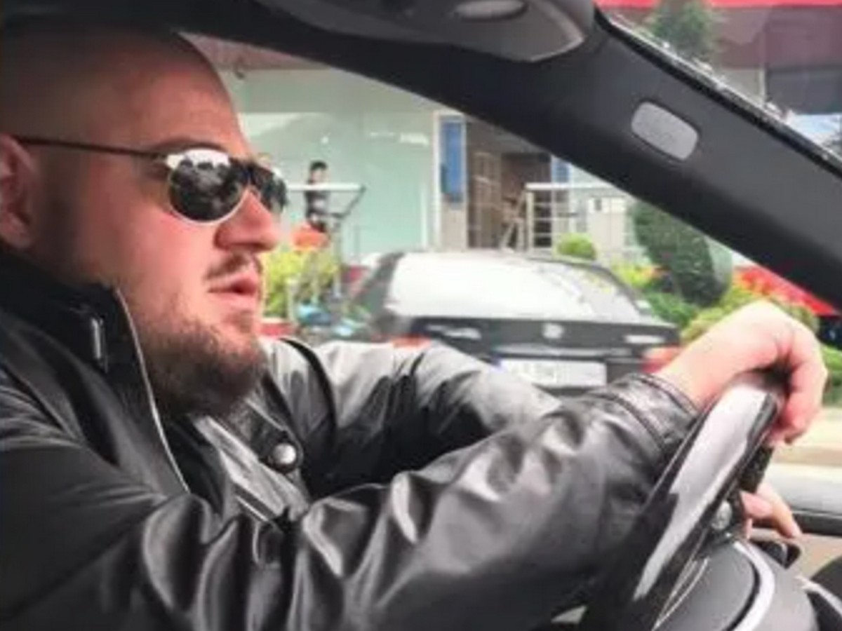 Милионерският наследник Християн Гущеров блъсна с Майбаха си автобус