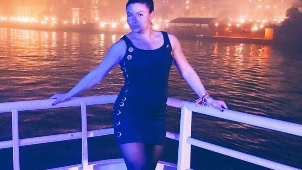 Нова фотосесия на полицайката ,помогнала на убиеца с Porche-то