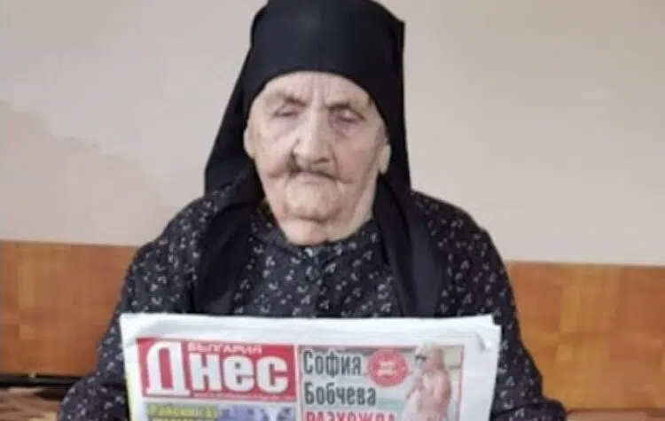 Ето как живее100-годишната баба Кипра, която следи новините и с наслада отпива от сутрешното кафе