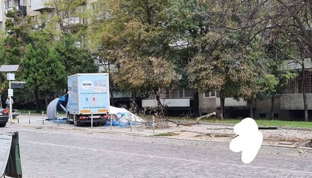 Камион мина през спирка в София