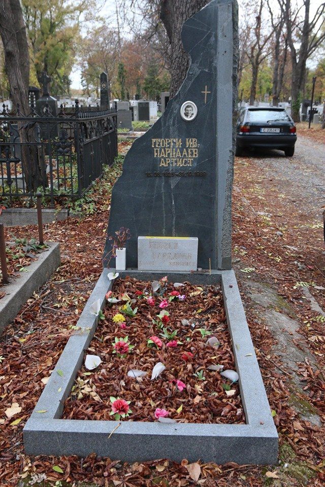 Гробът на Парцалев потъна в забрава