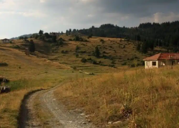 Село в Родопите без нито един жител навява безкрайна тъга / СНИМКИ