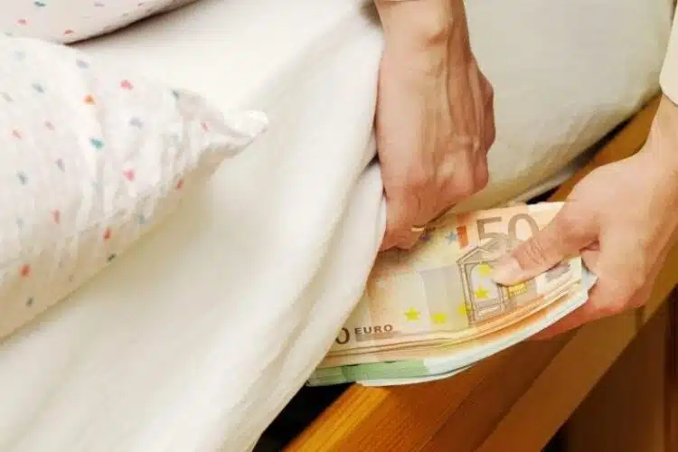 Никога не слагайте пари на тези места в дома си, ще съжалявате цял живот